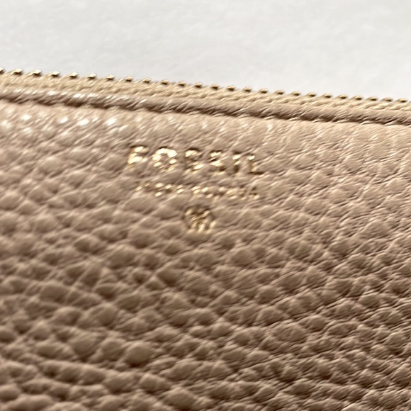 EUC Fossil Wristlet - Picture 3 of 5